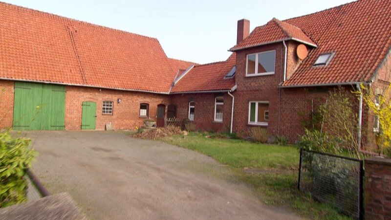 Jannic und ihr Freund Florian haben für 110.000 Euro einen Resthof mit 216 qm Wohnfläche gekauft. Als Budget für die Renovierung haben sie einen Kredit über 30.000 Euro aufgenommen. Auf die beiden wartet sehr viel Arbeit … – Bild: RTLZWEI