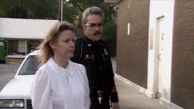 1989 und 1990 wurden in Florida sieben Männer ermordet. Aileen Wuornos soll diese Männer getötet haben und wurde zum Tode verurteilt. Denn nachdem Aileen in jungen Jahren unzählige Male vergewaltigt wurde, beschloss sie sich zu rächen. Doch noch heute gibt es Vieles, über das nie gesprochen wurde. – Bild: SUPER RTL