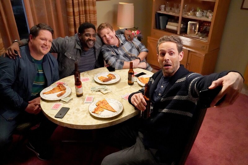 (im Uhrzeigersinn) Dick Novak (Charlie McCrackin); Gary (Ron Funches); Dale (Brendan Jennings); Jack Griffin (Glenn Howerton) – Bild: Peacock TV LLC.