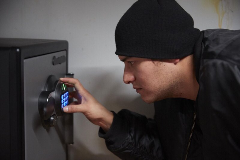 Patty Ayala wird im Burger King ermordet, wo sie arbeitet. Die Polizei findet einen offenen Safe und eine mysteriöse Nachricht neben ihrem Körper. – Bild: Arrow International Media Lizenzbild frei