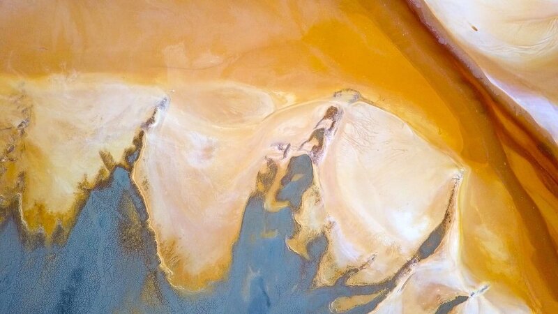 Luftnahme einer nebligen Landschaft in der Nähe eines romänischen Dorfes – Bild: RTL /​ Cristain Lipovan /​ Folge 104