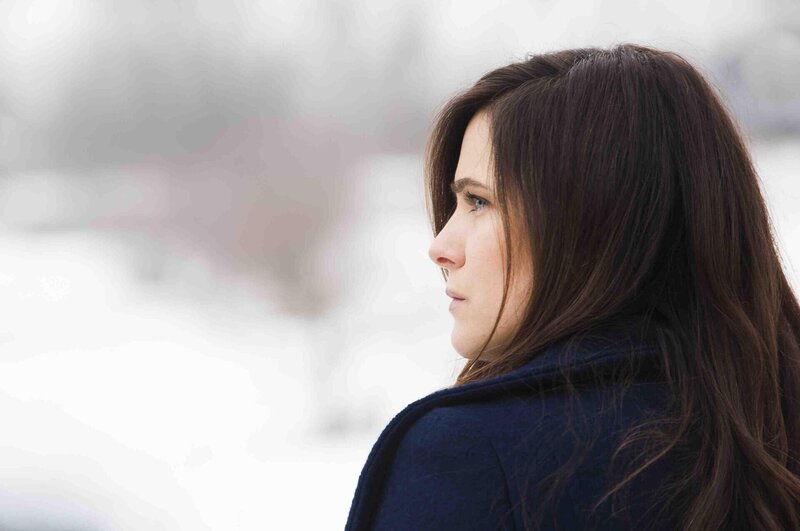 Alle Entwicklungen zeigen Alana (Caroline Dhavernas), dass Hannibal das Opfer einer Hexenjagd ist. Wie viel Einfluss hat sie auf die polizeilichen Untersuchungen?; Alle Entwicklungen zeigen Alana (Caroline Dhavernas), dass Hannibal das Opfer einer Hexenjagd ist. Wie viel Einfluss hat sie auf die polizeilichen Untersuchungen? – Bild: NBCUniversal Media, LLC /​ Brooke Palmer