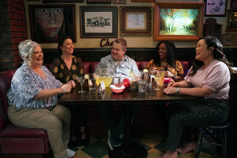 (im Uhrzeigersinn) Helen (Paula Pell) Michelle (Jean Villepique); Principal Durbin (Patton Oswalt); Stef (Lyric Lewis); Mary (Mary Sohn) – Bild: Peacock TV LLC. All Rights Reserved. /​ Patrick McElhenney