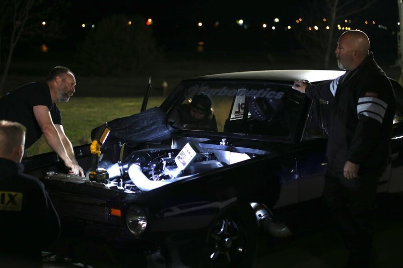 Chuck, l. checks out Dominator as he performs a few adjustments on his car. – Bild: Discovery Communications, LLC