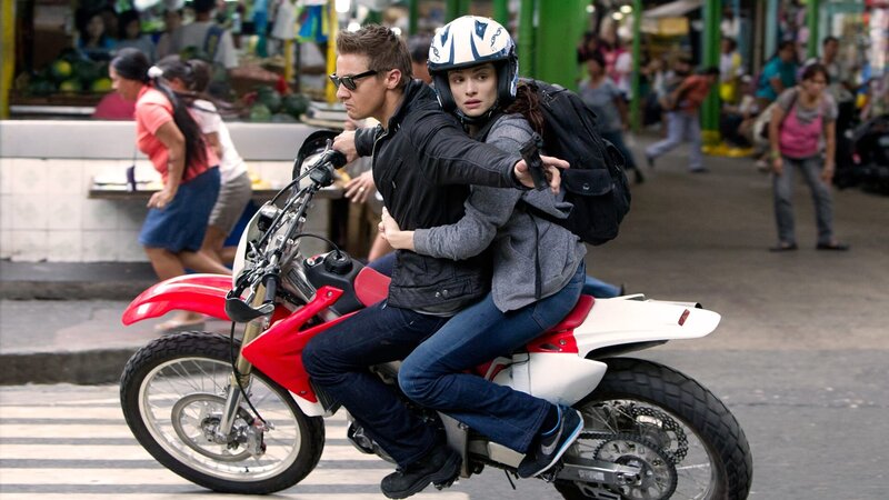 Aaron Cross (Jeremy Renner, l.); Dr. Marta Shearing (Rachel Weisz, r.) – Bild: Universal Studios