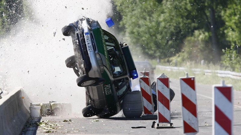 Bei der Verfolgung eines Drogendealers hebt ein Streifenwagen spektakulär ab … – Bild: MG RTL D /​ Guido Engels
