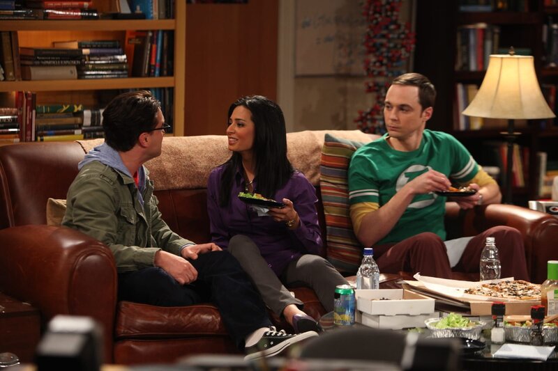 Sheldon (Jim Parsons, r.) kann nicht glauben, dass Priya (Aarti Mann, M.) und Leonard (Johnny Galecki, l.) gegen Rajs Willen eine Beziehung eingehen wollen. – Bild: Warner Bros. Television /​ Monty Brinton