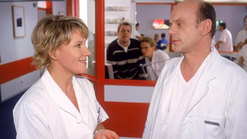 Tim (Oliver Reinhard, hi.li.) und Dr. Borstel (Kerstin Thielemann, hi.re.) versuchen zu belauschen, ob sich Nikola (Mariele Millowitsch) tatsächlich mit Dr. Holtz (Ulrich Gebauer) verabredet … – Bild: MG RTL D /​ Guido Engels