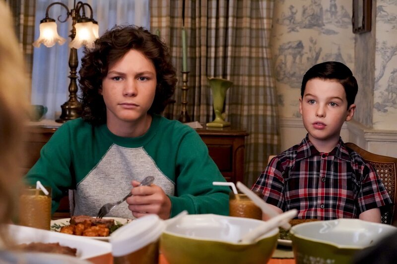 Georgie (Montana Jordan, l.); Sheldon (Iain Armitage, r.) – Bild: WBEI