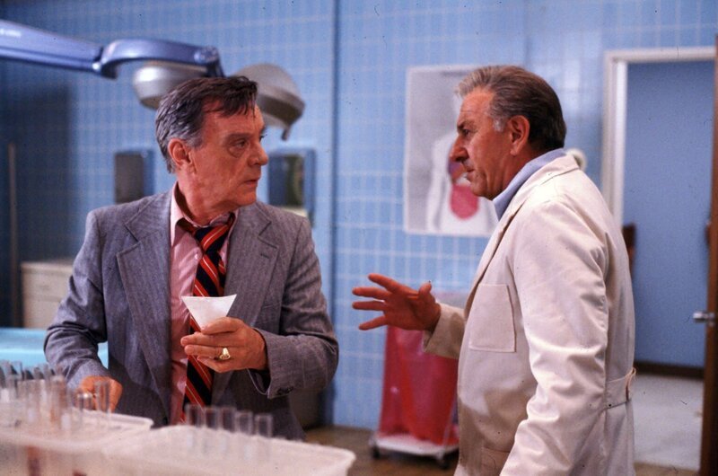 Quincy (Jack Klugman, r.) erkennt schnell, dass der Pathologe Dr. Gilbert Moore (Harry Townes, l.) einen Mord vertuschen wollte … – Bild: RTLup