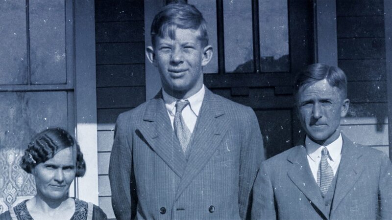 Altes Bild – ein Junge mit seinen Eltern. – Bild: A+E NETWORKS