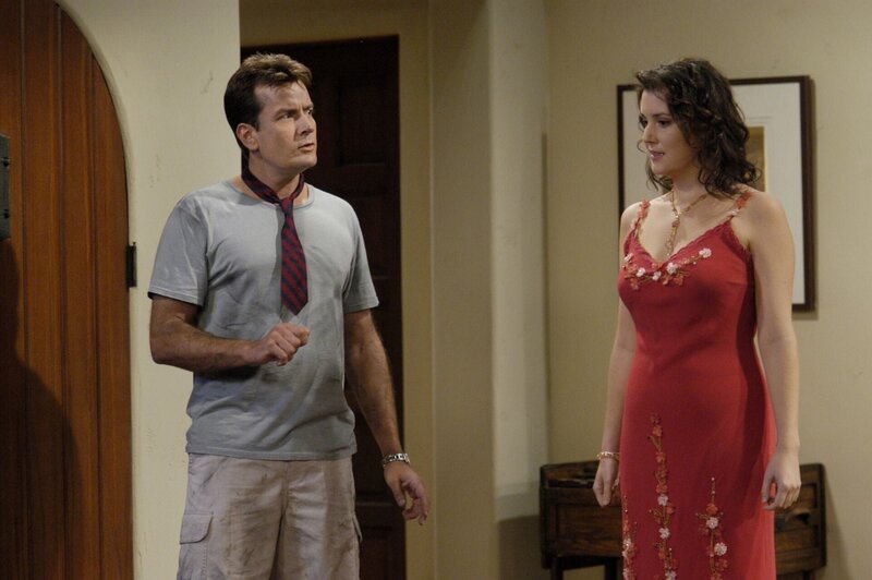 L-R: Charlie Harper (Charlie Sheen) und Rose (Melanie Lynskey) – Bild: Puls 4