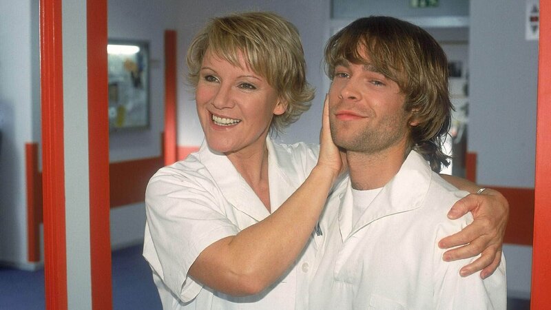 Nikola besorgt ihrem Sohn Peter eine Zivildienststelle im Krankenhaus, mit der Auflage, ihr keine Schande zu bereiten … – Bild: MG RTL D /​ Guido Engels