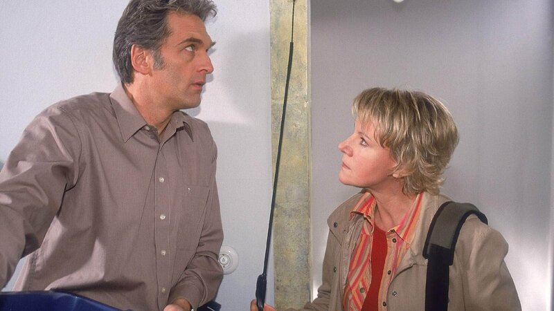 Manche Leute müssen einfach mehr Disziplin lernen! Schmidt (Walter Sittler) ist völlig verschreckt, als Nikola (Mariele Millowitsch) mit einer Peitsche aus ihrer Wohnung geschossen kommt. – Bild: MG RTL D