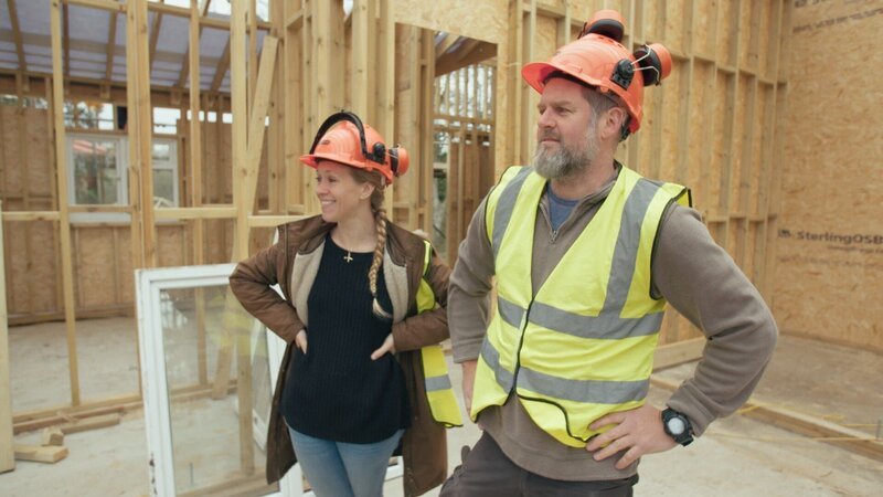 Lucy und Mike arbeiten in Ihrem zukübftigen Haus in Colchester – Bild: RTL /​ Pi Productions Ltd