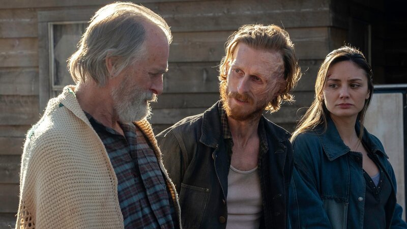 Austin Amelio (Mi.) as Dwight, Christine Evangelista as Sherry, Keith Carradine as John Dorie Sr. – Bild: AMC Film Holdings LLC