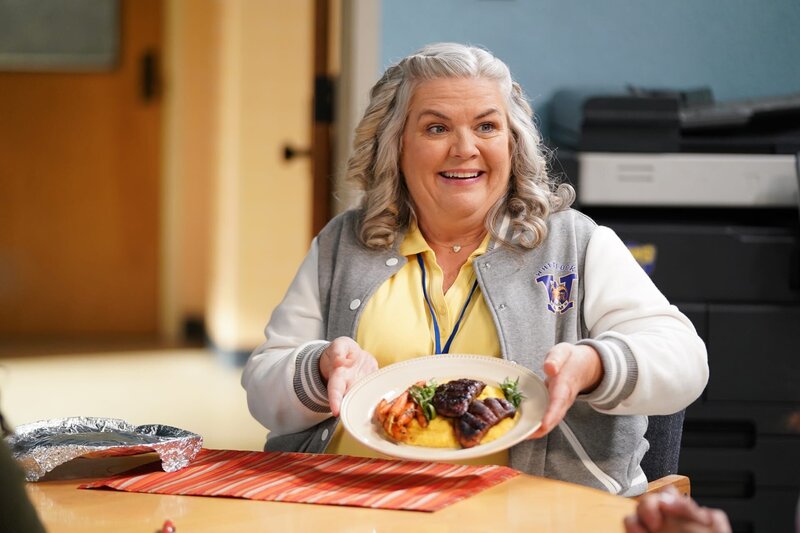 Helen (Paula Pell) – Bild: Peacock TV LLC. All Rights Reserved. /​ Tyler Golden