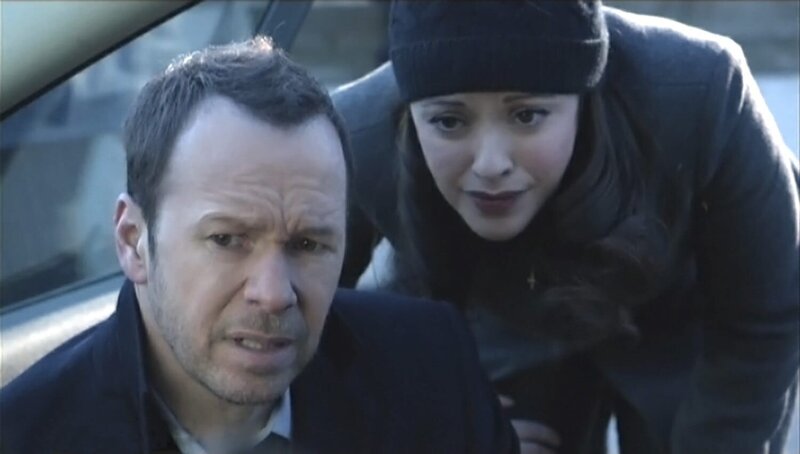 Danny (Donnie Wahlberg, l.) und Baez (Marisa Ramirez, r.) müssen den Mord an einem angesehenen College-Professor aufklären. Dieser soll an einem dubiosen Studienprogramm beteiligt gewesen sein … – Bild: 2013 CBS Broadcasting Inc. All Rights Reserved. Lizenzbild frei