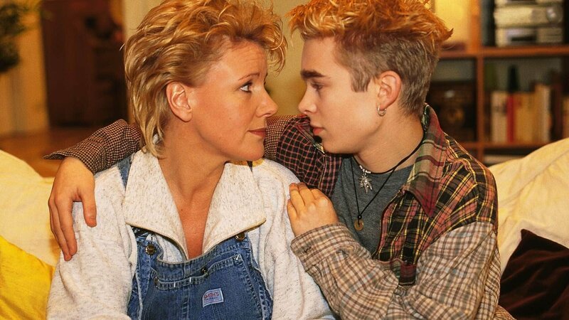 Nikola (Mariele Millowitsch) möchte sich mit ihrem Sohn Peter (Eric Benz) einen gemütlichen Abend machen. Peter ist von dieser Idee nicht gerade begeistert. – Bild: MG RTL D