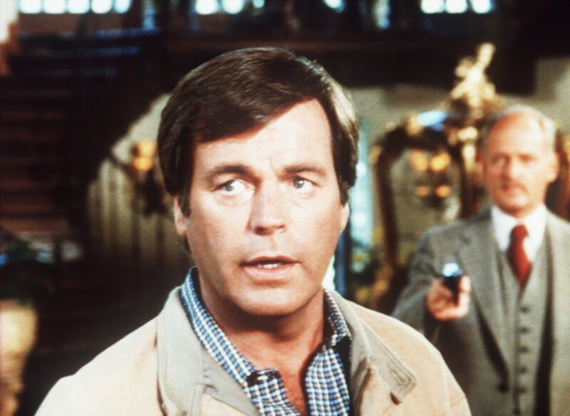 Jonathan (Robert Wagner, l.) in Bedrängnis: Er wollte Jennifer befreien und wurde von Nashs Sekretär ertappt. – Bild: Columbia Pictures