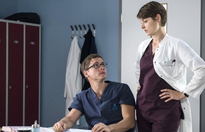 Elias (Stefan Ruppe, l.); Theresa (Katharina Nesytowa, r.) – Bild: ARD /​ Jens-Ulrich Koch