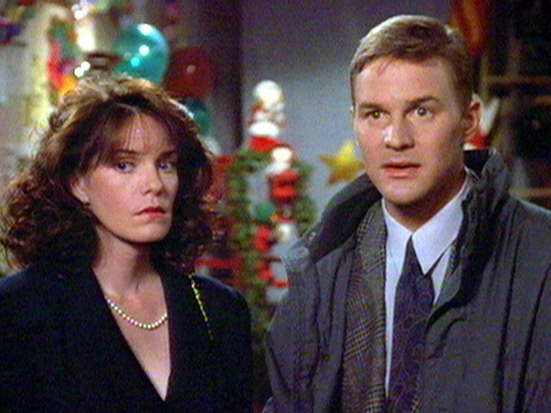 Beth (Eileen Seeley) und Charlie (Sean O’Bryan) sind zu Weihnachten nach Cabot Cove gekommen, um ihre Verlobung zu feiern. – Bild: RTLup