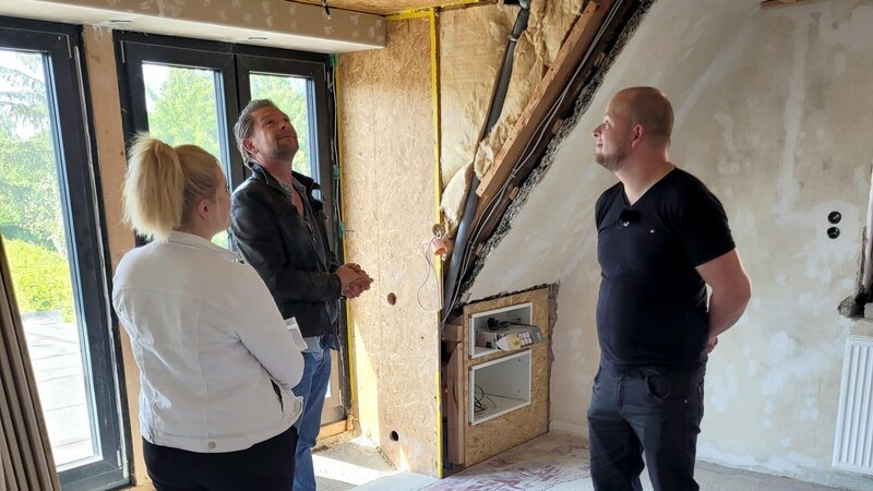 Det lässt sich von Dennis und Marie auf der Baustelle herumführen.. – Bild: RTL Zwei