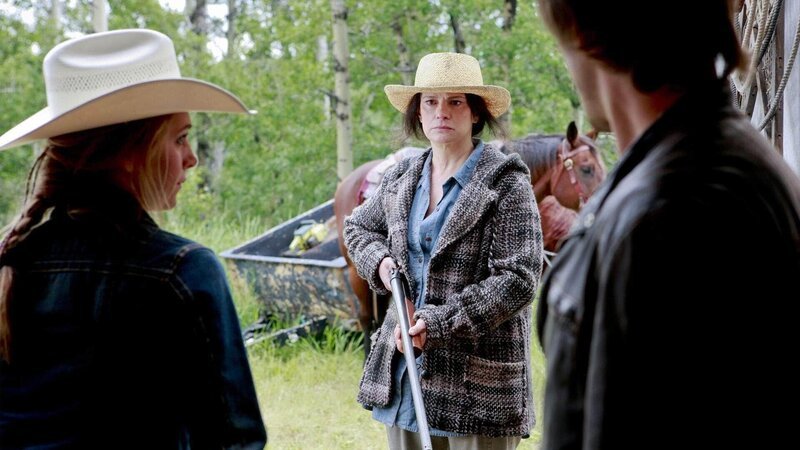 Sarah Craven (Alberta Watson, Mi.) begegnet Amy (Amber Marshall, li.) und Ty (Graham Wardle) nicht gerade freundlich. – Bild: MG RTL D