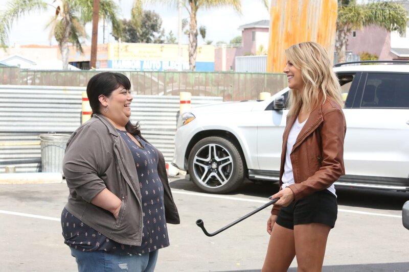 L-R: Alba und Mickey. – Bild: Fox