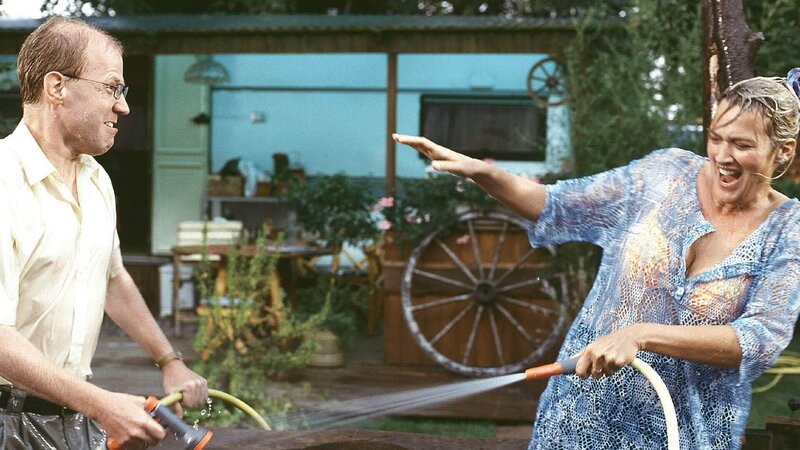 Es geht doch nichts über ein klärendes Gespräch. Bei Schumann (Lutz Herkenrath) und Rita (Gaby Köster) endet es in einer Wasserschlacht. – Bild: RTL