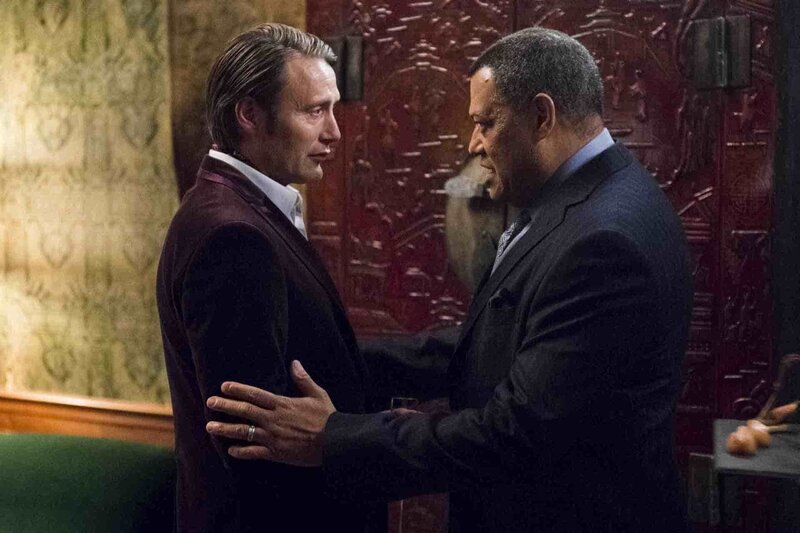Jack (Laurence Fishburne, r.) will Hannibal (Mads Mikkelsen, l.) anhand seiner Häppchen überführen, doch wird Hannibal einen so groben Fehler begehen? – Bild: NBCUniversal Media, LLC /​ Brooke Palmer