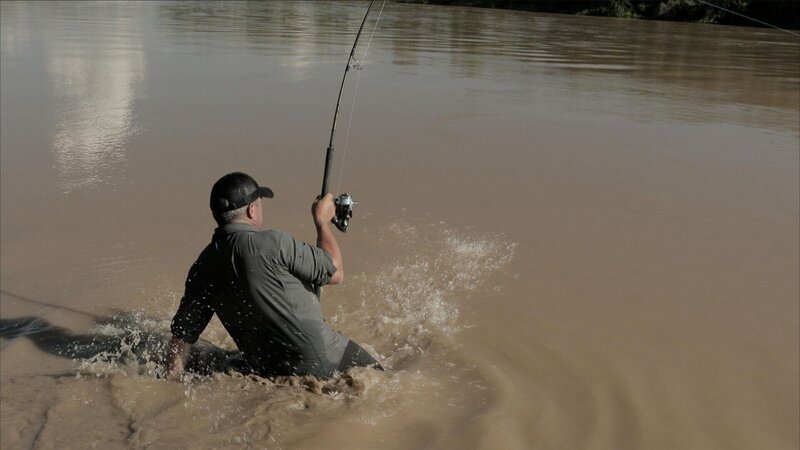 Host Cyril Chauquet fishing – Bild: Licensed by Banijay Rights Limited