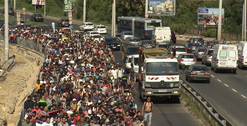 Flüchtlinge auf der Autobahn M1 von Budapest in Richtung Wien – Bild: WeltN24 GmbH