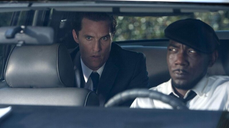 Mick Haller (Matthew McConaughey, l.) fühlt sich in Gefahr und erwirbt von seinem Fahrer Earl (Laurence Mason) eine Waffe, um sich im Notfall zu verteidigen. – Bild: TVNOW / Lakeshore Entertainment Group LLC Mick Haller (Matthew McConaughey, l.) fühlt sich in Gefahr und erwirbt von seinem Fahrer Earl (Laurence Mason) eine Waffe, um sich im Notfall zu verteidigen. – Bild: TVNOW / Lakeshore Entertainment Group LLC
