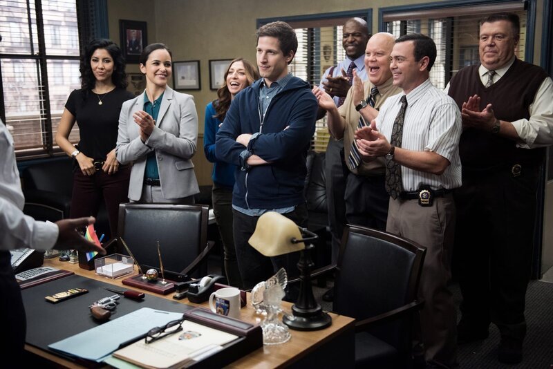 (v.l.n.r.) Rosa Diaz (Stephanie Beatriz); Amy Santiago (Melissa Fumero); Gina Linetti (Chelsea Peretti); Jake Peralta (Andy Samberg); Terry Jeffords (Terry Crews); Hitchcock (Dirk Blocker); Charles Boyle (Joe Lo Truglio); Scully (Joel McKinnon Miller) – Bild: UNIVERSAL TELEVISION LLC