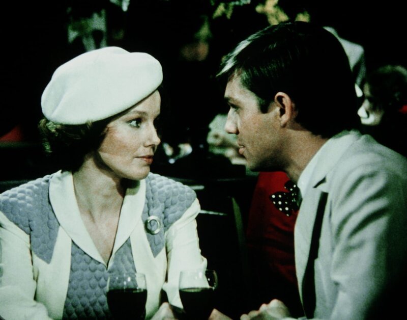 John-Boy (Richard Thomas, r.) verabschiedet sich in New York von seiner Freundin Daisy (Deirdre Lenihan, l.), weil er im Auftrag der Zeitung zurück nach Waltons Mountain fährt. – Bild: WARNER BROS. INTERNATIONAL TELEVISION