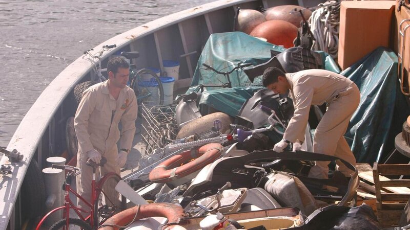 Tim Speedle (Rory Cochrane, li.) hat die Werkstatt herausgefunden, die den Airbag an einem Mord beteiligten Wagen ausgetauscht hat. Doch die Müllabfuhr war schneller. Der Müll der Werkstatt ist bereits auf einem Müllfrachter, auf dem Weg nach Haiti. Dort müssen Delko (Adam Rodriguez) und Speedle suchen. – Bild: TVNOW /​ CBS