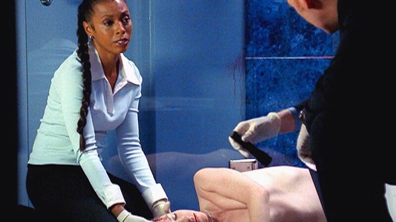 Alexx (Khandi Alexander) und Horatio (David Caruso) untersuchen die Leiche einer Prostituierten, die tot im Badezimmer eines Richters gefunden wurde. – Bild: TVNOW /​ CBS