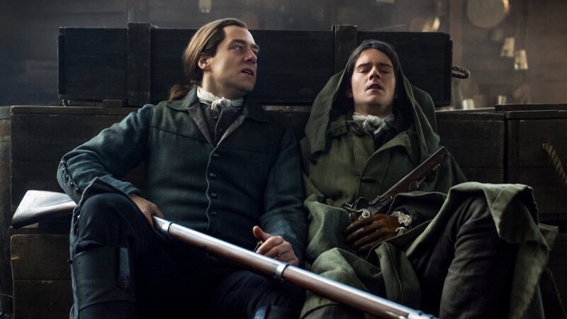 Unter Beschuss: Richard Rankin als Roger Wakefield, Romann Berrux als Fergus – Bild: SRF/​2020 Sony Pictures Television Inc.