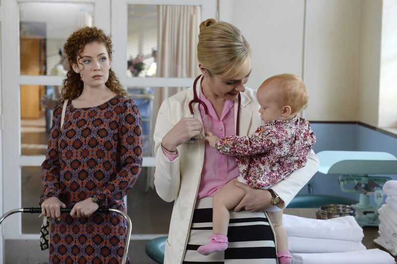 Annie (Gracie Gilbert, l.); Joan (Jessica Marais, r.) – Bild: ProSiebenSat.1 Media SE