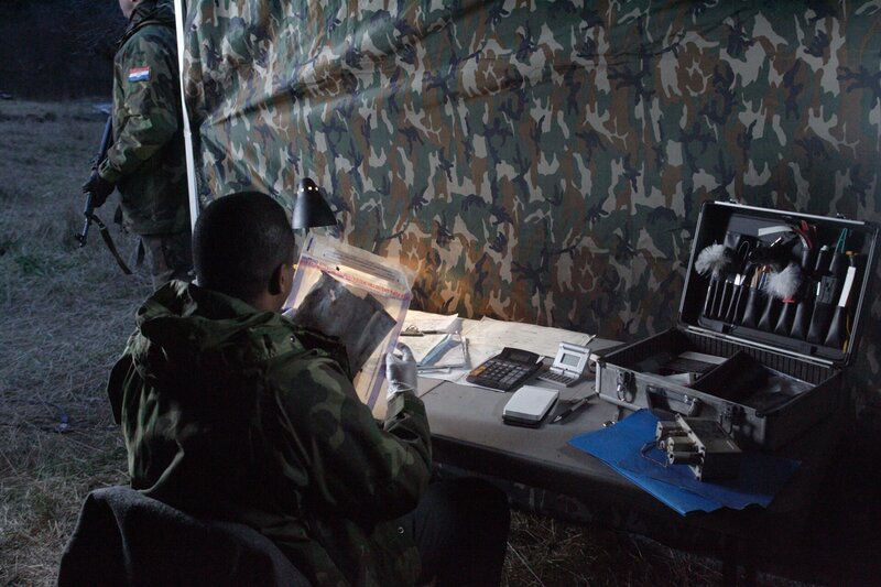 Amerikanische Behörden stellen die an der Absturzstelle gefundenen Beweise zusammen – Bild: The National Geographic Channel