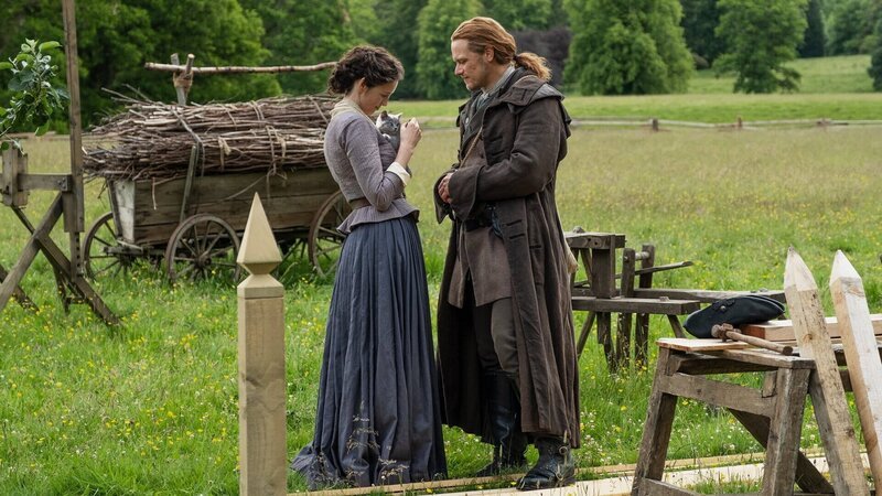 Heimkehr mit pelzigem Mitbringsel: Caitriona Balfe als Claire Randall, Sam Heughan als Jamie Fraser – Bild: SRF/​2020 Sony Pictures Television Inc.