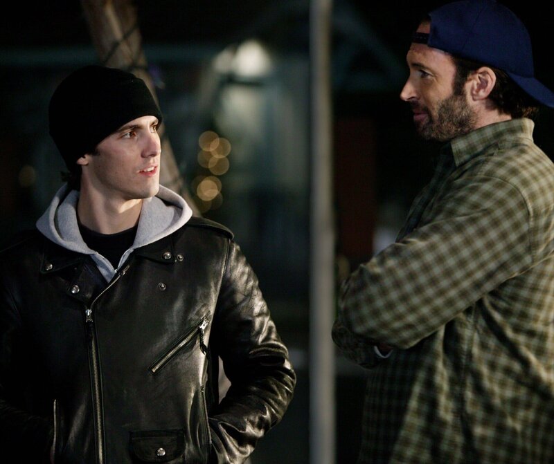 Als Jess (Milo Ventimiglia, l.) plötzlich wieder bei Luke (Scott Patterson, r.) auf der Matte steht, will Luke seinen Neffen nicht wieder bei sich aufnehmen. Unterdessen treffen Paris und Lorelai Entscheidungen ihre Beziehungen betreffend … – Bild: 2003 Warner Bros. Lizenzbild frei