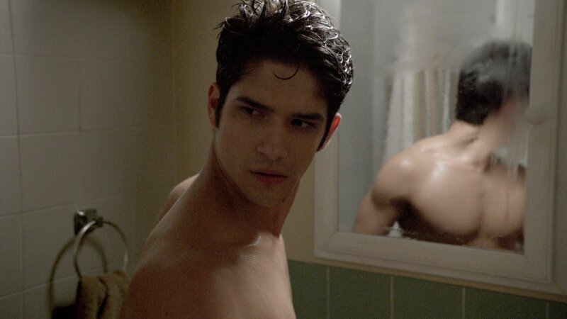 Scott (Tyler Posey) spürt Gefahr als er aus der Dusche kommt … – Bild: RTL II