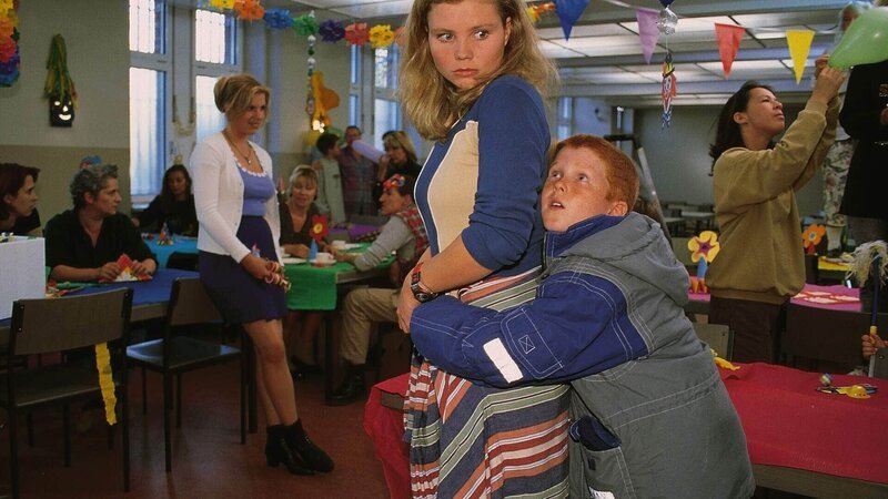 Die Familienfeier für die Mütter wird für die schwangere Vivi (Annette Frier) zur Tortur. Sie ist entsetzt, als ein kleiner Junge (Komparse) sie umarmt. – Bild: RTL