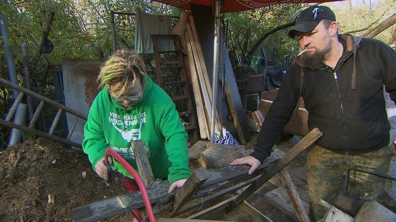 Lausi (li.) und Paddy wollen ihre Hütten winterfest machen. – Bild: RTLZWEI, Leonine Licencing, Odeo