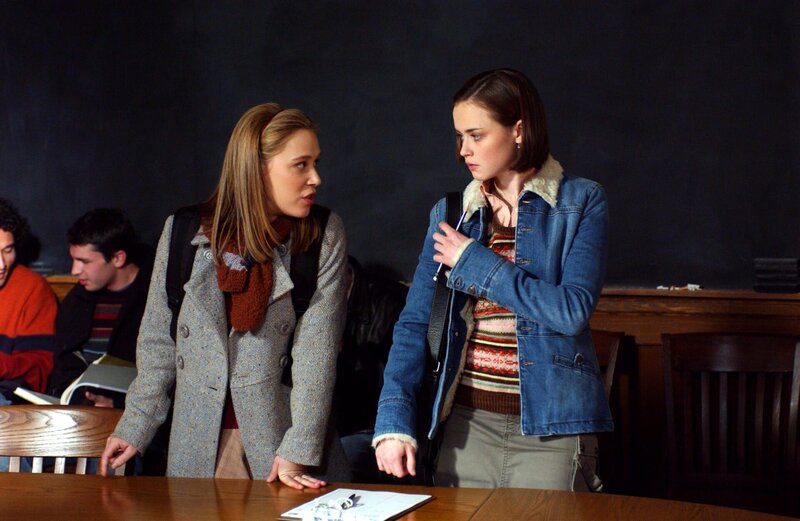 Während Paris (Liza Weil, l.) und Rory (Alexis Bledel, r.) in Yale sind, passieren in Stars Hollow einige spannende Dinge und möglicherweise alles verändernde Entscheidungen werden getroffen … – Bild: 2003 Warner Bros. Lizenzbild frei