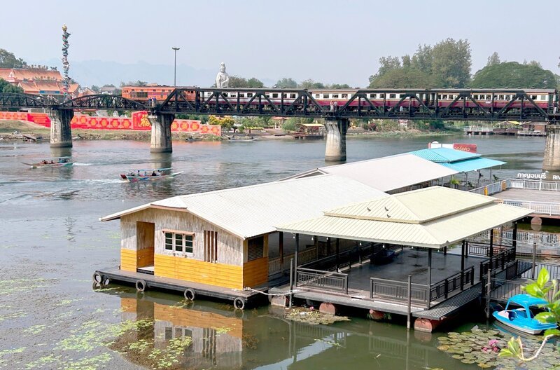 Die berühmte Brücke am Kwai: Der Zug fährt im Schritttempo darüber. – Bild: SWR/​Kirsten Ruppel