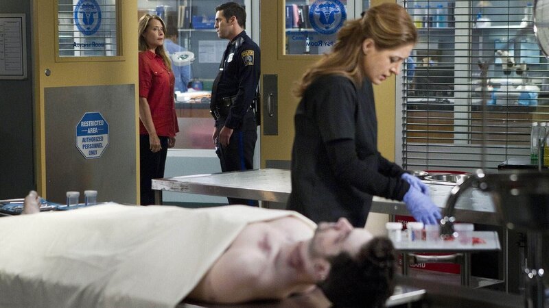 Grayson (David Alpay) wurde in seiner eigenen Badewanne ertränkt. Er ist damit der zweite Tote aus seinem Hexenzirkel. Detective Maura Isles (Sasha Alexander) will die Mordserie schnell aufklären. – Bild: TVNOW/​Warner Bros. International