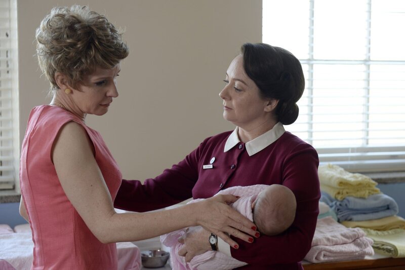 Mrs. Maguire (Jacqueline McKenzie, l.); Matron Frances Bolton (Mandy McElhinney, r.) – Bild: David Dare Parker